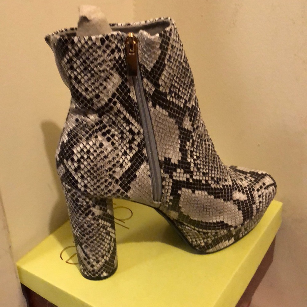 Size 9 in woman, never worn, true to size